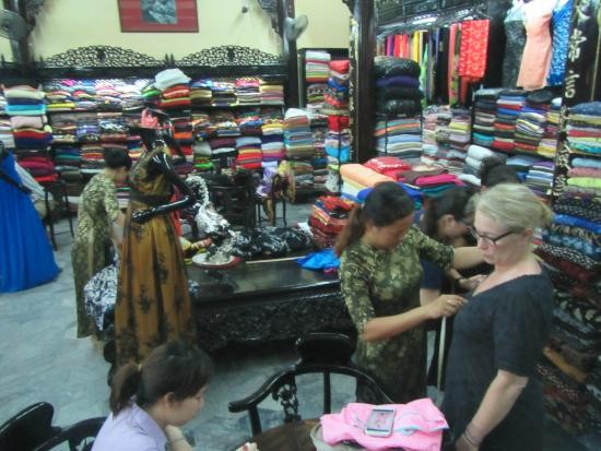 Hoi An tailors help promote Vietnam to the world - ảnh 2